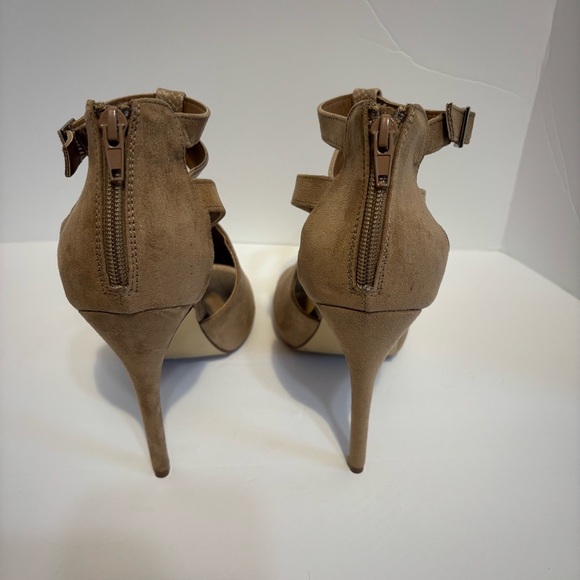 Shoe Dazzle Beige Fabric Stiletto
Pumps - Picture 4 of 6